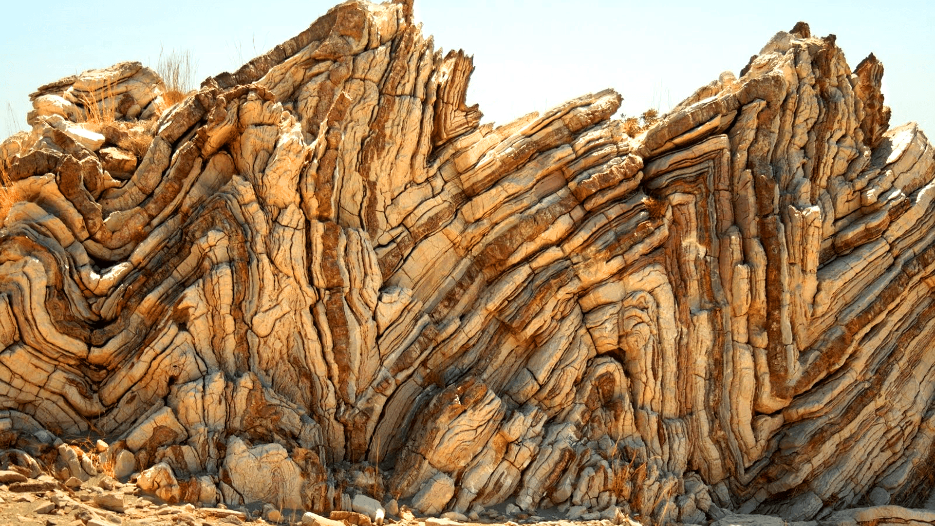 Slumping and folding of sedimentary formations